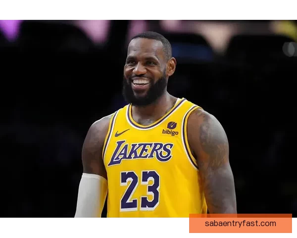 詹姆斯赛后暖心致敬ESPN女记者：原本该去冰敷但我必须回来你太棒了